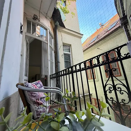 Spacious 100 Sqm Apartment In Old Town On Hviezdoslav Square For Business And Groups Lägenhet