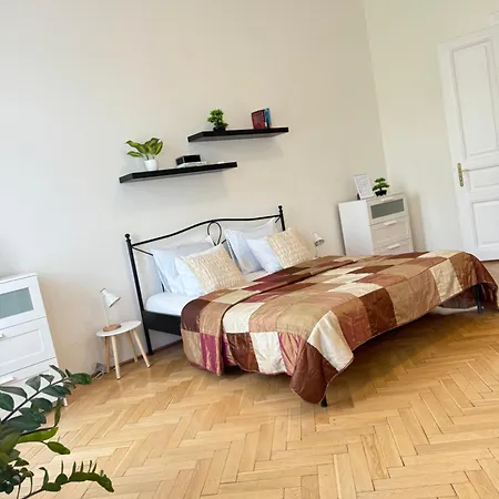 Lägenhet Spacious 100 Sqm Apartment In Old Town On Hviezdoslav Square For Business And Groups