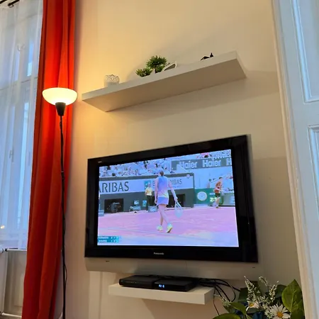 Spacious 100 Sqm Apartment In Old Town On Hviezdoslav Square For Business And Groups Lägenhet *