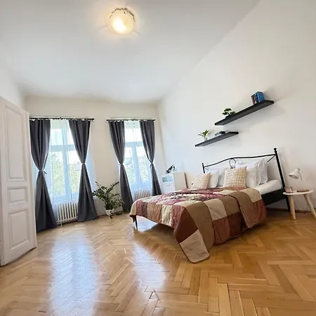 Διαμέρισμα Spacious 100 Sqm Apartment In Old Town On Hviezdoslav Square For Business And Groups Μπρατισλάβα