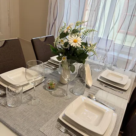 Spacious 100 Sqm Apartment In Old Town On Hviezdoslav Square For Business And Groups Lägenhet