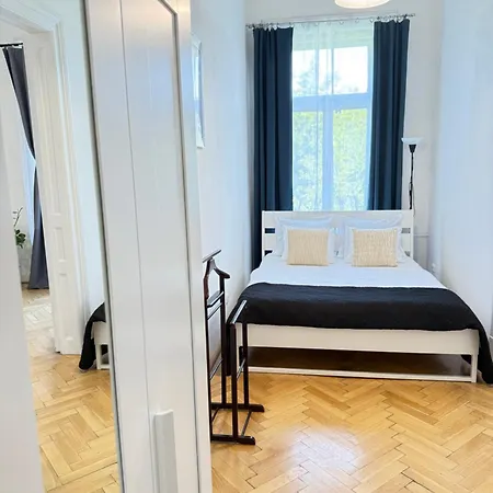 Spacious 100 Sqm Apartment In Old Town On Hviezdoslav Square For Business And Groups Διαμέρισμα *