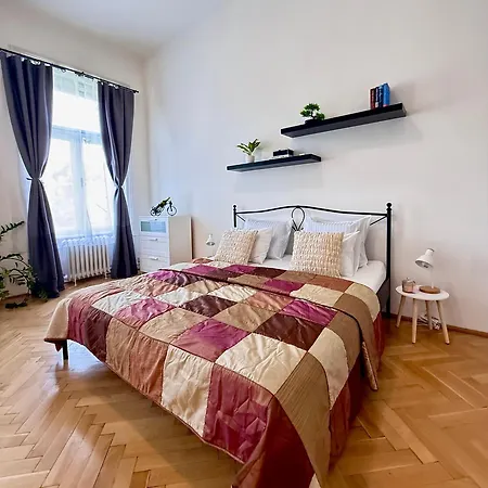 Spacious 100 Sqm Apartment In Old Town On Hviezdoslav Square For Business And Groups Lägenhet