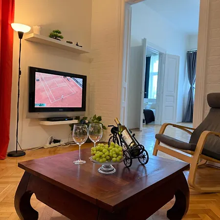 Spacious 100 Sqm Apartment In Old Town On Hviezdoslav Square For Business And Groups شقة