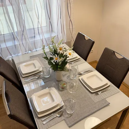 Spacious 100 Sqm Apartment In Old Town On Hviezdoslav Square For Business And Groups شقة