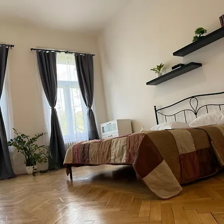 Spacious 100 Sqm Apartment In Old Town On Hviezdoslav Square For Business And Groups * براتسيلافا